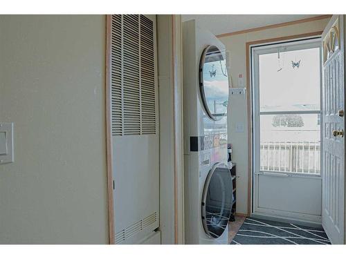 339 1 Street Ne, Redcliff, AB - Indoor Photo Showing Laundry Room