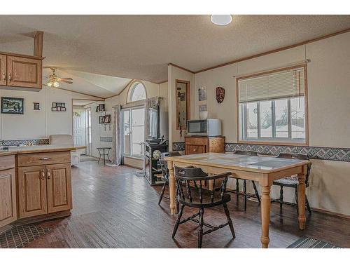 339 1 Street Ne, Redcliff, AB - Indoor Photo Showing Dining Room