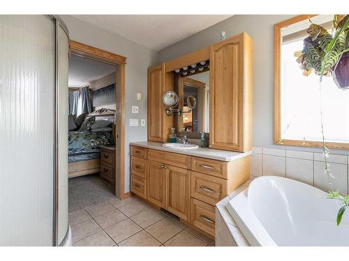 306 2 Avenue East, Oyen, AB - Indoor Photo Showing Bathroom