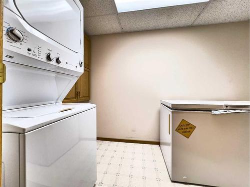 229-1182 Southview Drive Se, Medicine Hat, AB - Indoor Photo Showing Laundry Room