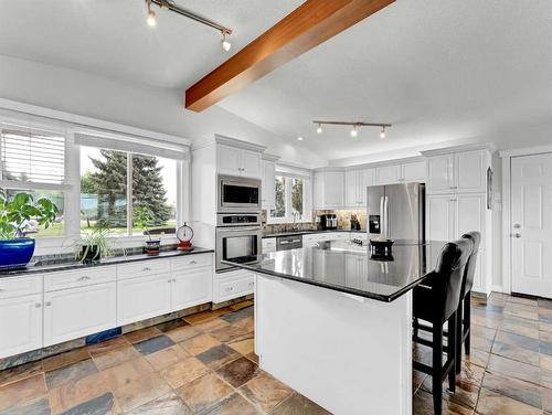 10 Chinook Court Sw, Medicine Hat, AB - Indoor Photo Showing Kitchen With Upgraded Kitchen