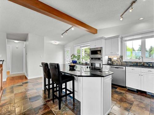 10 Chinook Court Sw, Medicine Hat, AB - Indoor Photo Showing Kitchen With Stainless Steel Kitchen With Upgraded Kitchen