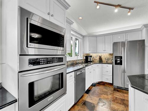 10 Chinook Court Sw, Medicine Hat, AB - Indoor Photo Showing Kitchen With Stainless Steel Kitchen