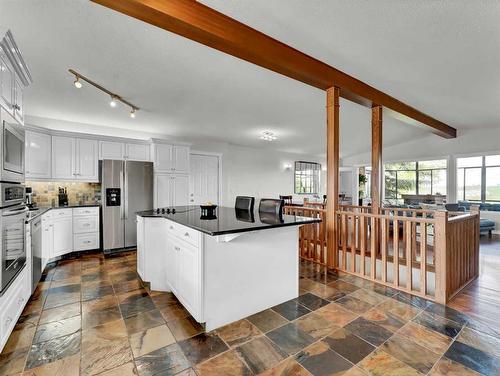 10 Chinook Court Sw, Medicine Hat, AB - Indoor Photo Showing Kitchen