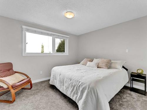 10 Chinook Court Sw, Medicine Hat, AB - Indoor Photo Showing Bedroom