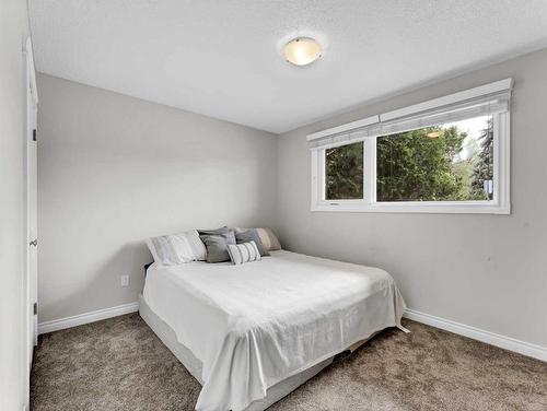 10 Chinook Court Sw, Medicine Hat, AB - Indoor Photo Showing Bedroom