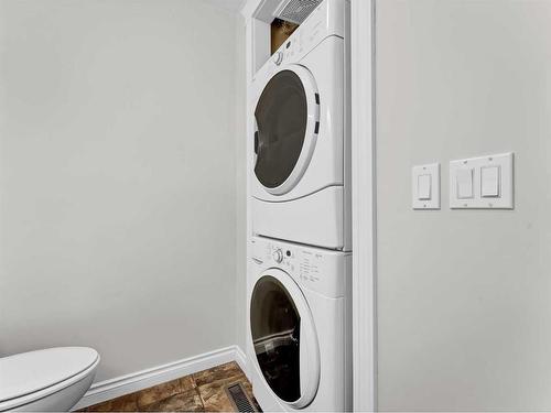10 Chinook Court Sw, Medicine Hat, AB - Indoor Photo Showing Laundry Room