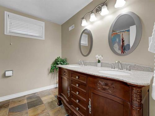 10 Chinook Court Sw, Medicine Hat, AB - Indoor Photo Showing Bathroom