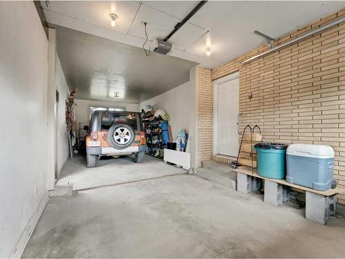 10 Chinook Court Sw, Medicine Hat, AB - Indoor Photo Showing Garage