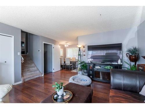228 Seven Persons Drive Sw, Medicine Hat, AB - Indoor Photo Showing Living Room