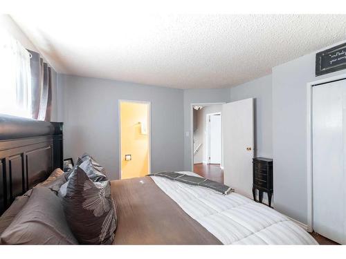 228 Seven Persons Drive Sw, Medicine Hat, AB - Indoor Photo Showing Bedroom