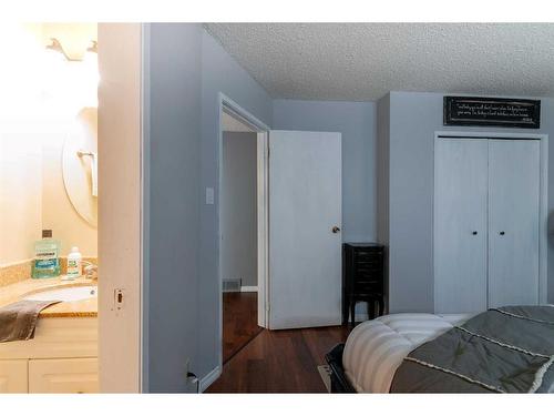 228 Seven Persons Drive Sw, Medicine Hat, AB - Indoor Photo Showing Bedroom
