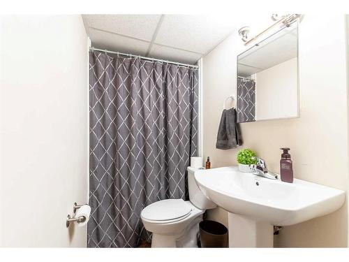 228 Seven Persons Drive Sw, Medicine Hat, AB - Indoor Photo Showing Bathroom
