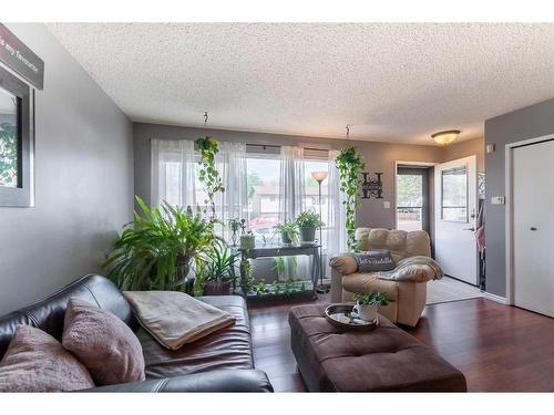 228 Seven Persons Drive Sw, Medicine Hat, AB - Indoor Photo Showing Living Room