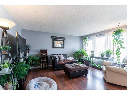 228 Seven Persons Drive Sw, Medicine Hat, AB - Indoor Photo Showing Living Room