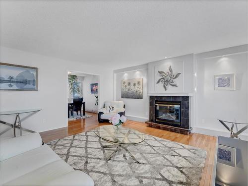 46 Rossland Crescent Se, Medicine Hat, AB - Indoor Photo Showing Living Room