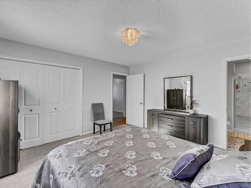 46 Rossland Crescent Se, Medicine Hat, AB - Indoor Photo Showing Bedroom