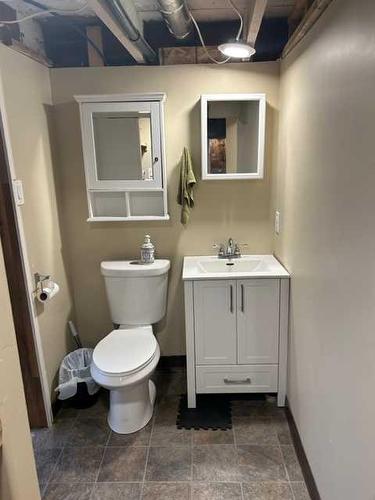 540 2 Street West, Empress, AB - Indoor Photo Showing Bathroom