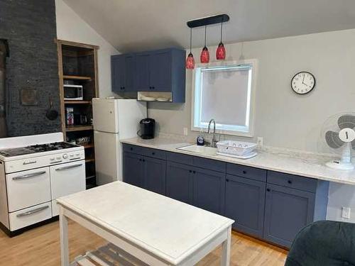 540 2 Street West, Empress, AB - Indoor Photo Showing Kitchen