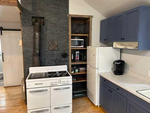 540 2 Street West, Empress, AB - Indoor Photo Showing Kitchen