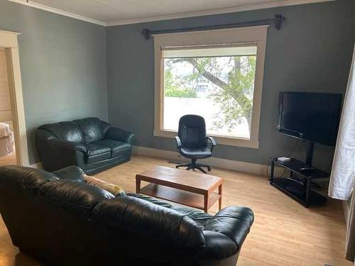 540 2 Street West, Empress, AB - Indoor Photo Showing Living Room