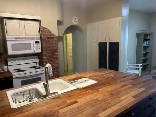 540 2 Street West, Empress, AB - Indoor Photo Showing Kitchen With Double Sink