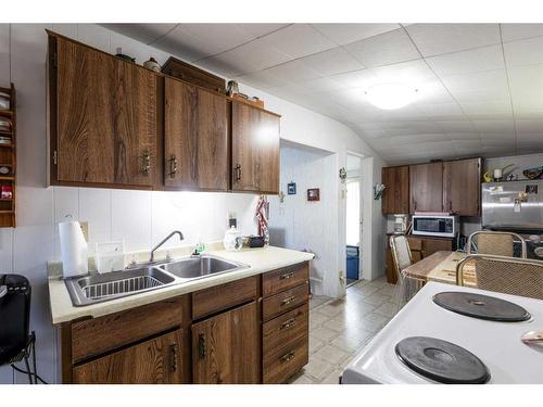 548 Woodman Avenue Se, Medicine Hat, AB - Indoor Photo Showing Kitchen With Double Sink