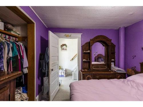 548 Woodman Avenue Se, Medicine Hat, AB - Indoor Photo Showing Bedroom