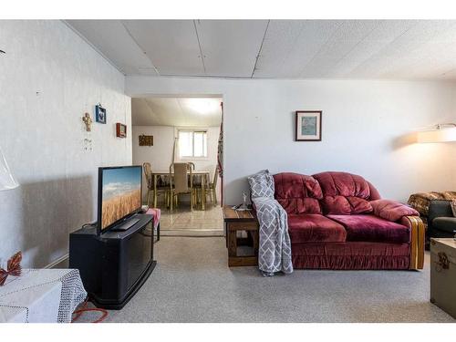 548 Woodman Avenue Se, Medicine Hat, AB - Indoor Photo Showing Living Room