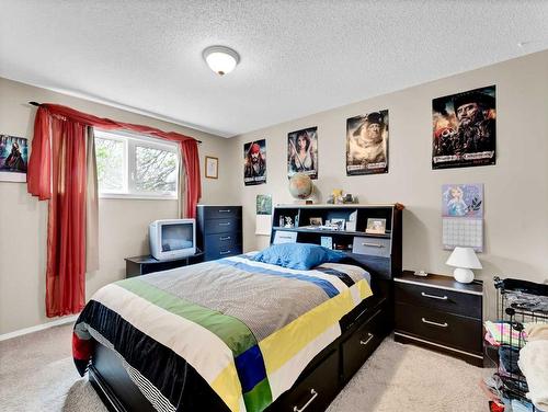 339 20 Street Ne, Medicine Hat, AB - Indoor Photo Showing Bedroom