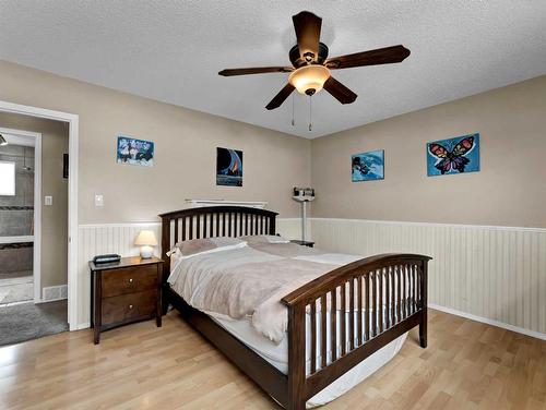 339 20 Street Ne, Medicine Hat, AB - Indoor Photo Showing Bedroom