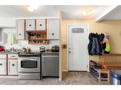 428 6 Street, Suffield, AB - Indoor Photo Showing Kitchen