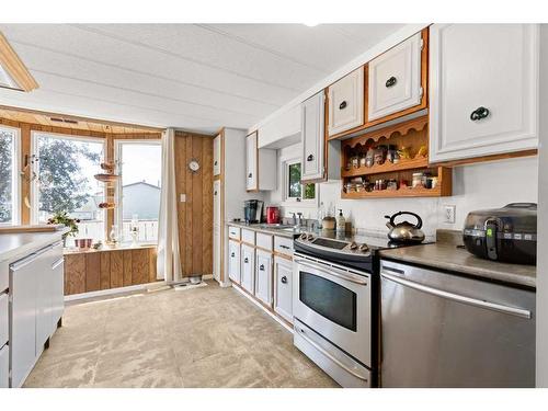 428 6 Street, Suffield, AB - Indoor Photo Showing Kitchen