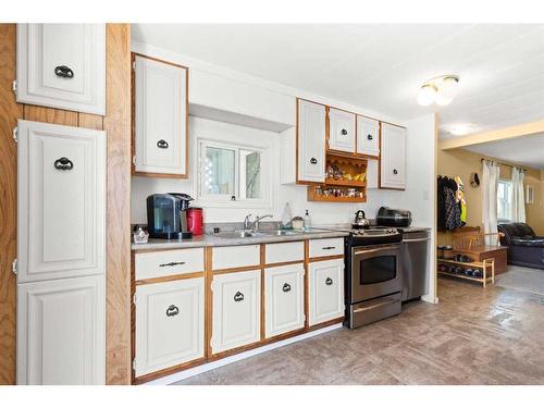 428 6 Street, Suffield, AB - Indoor Photo Showing Kitchen With Double Sink