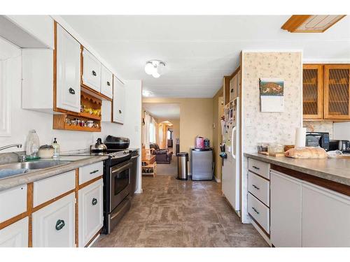 428 6 Street, Suffield, AB - Indoor Photo Showing Kitchen