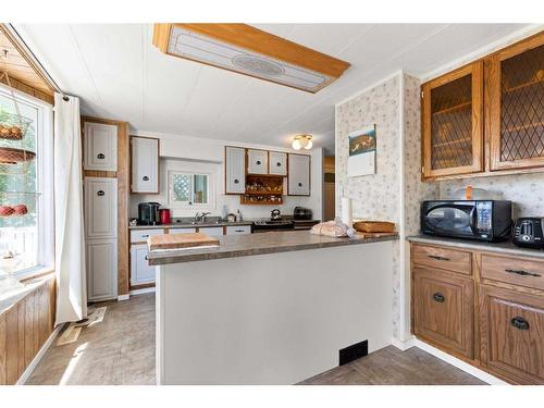 428 6 Street, Suffield, AB - Indoor Photo Showing Kitchen