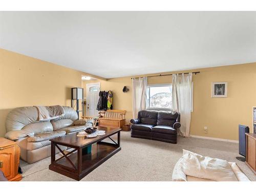 428 6 Street, Suffield, AB - Indoor Photo Showing Living Room