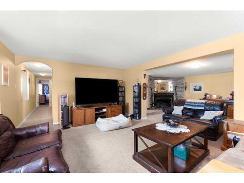 428 6 Street, Suffield, AB - Indoor Photo Showing Living Room