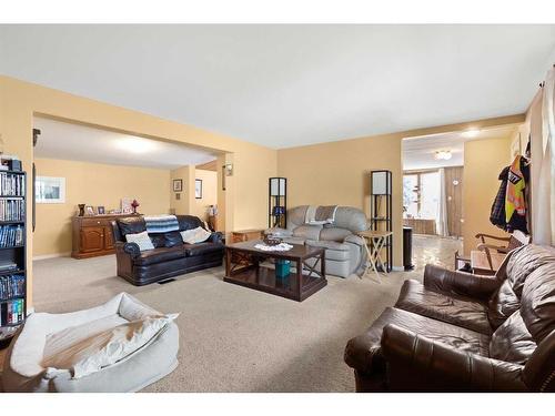 428 6 Street, Suffield, AB - Indoor Photo Showing Living Room