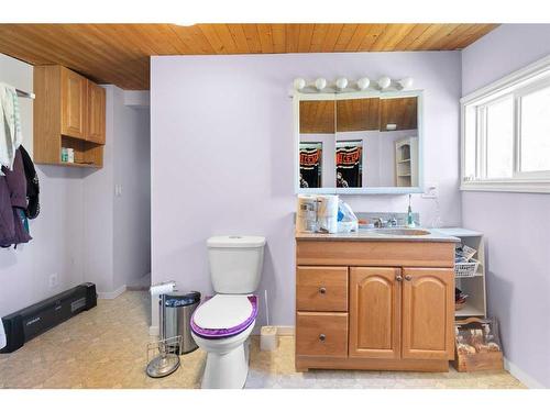 428 6 Street, Suffield, AB - Indoor Photo Showing Bathroom