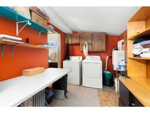 428 6 Street, Suffield, AB - Indoor Photo Showing Laundry Room