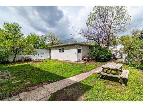 844A 4 Street Se, Medicine Hat, AB - Outdoor With Backyard
