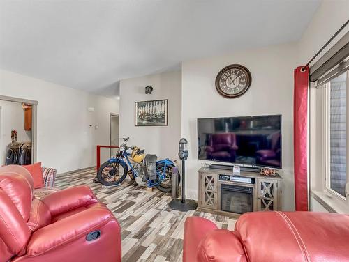 379 Sprague Way Se, Medicine Hat, AB - Indoor Photo Showing Living Room