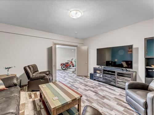 379 Sprague Way Se, Medicine Hat, AB - Indoor Photo Showing Living Room