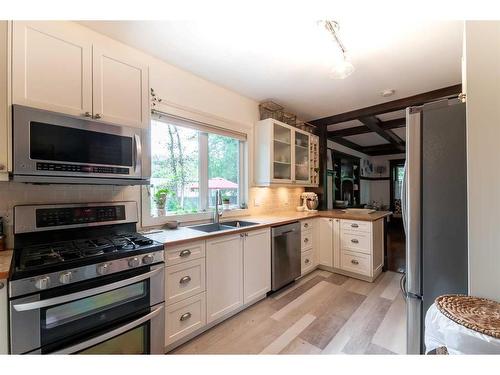 38 4 Street Nw, Medicine Hat, AB - Indoor Photo Showing Kitchen With Stainless Steel Kitchen With Double Sink