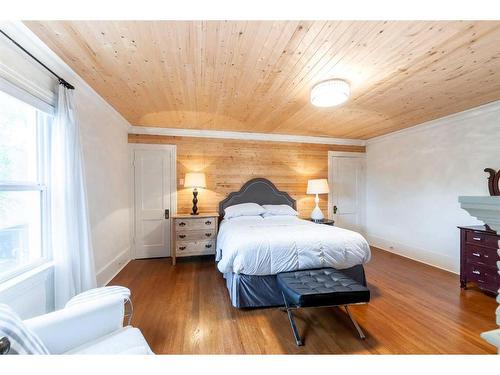 38 4 Street Nw, Medicine Hat, AB - Indoor Photo Showing Bedroom