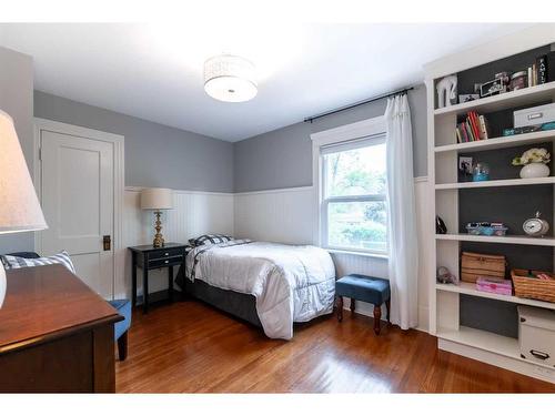 38 4 Street Nw, Medicine Hat, AB - Indoor Photo Showing Bedroom