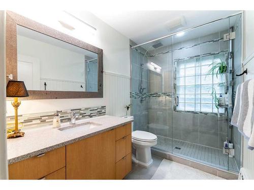 38 4 Street Nw, Medicine Hat, AB - Indoor Photo Showing Bathroom