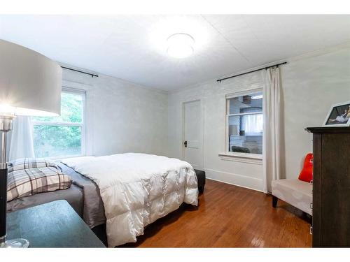 38 4 Street Nw, Medicine Hat, AB - Indoor Photo Showing Bedroom