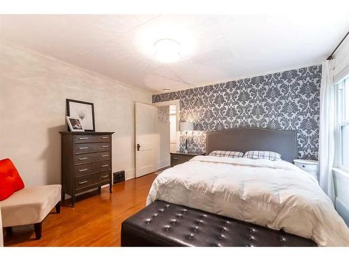 38 4 Street Nw, Medicine Hat, AB - Indoor Photo Showing Bedroom